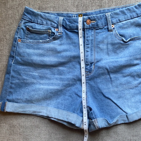 Shorts - Picture 2 of 4